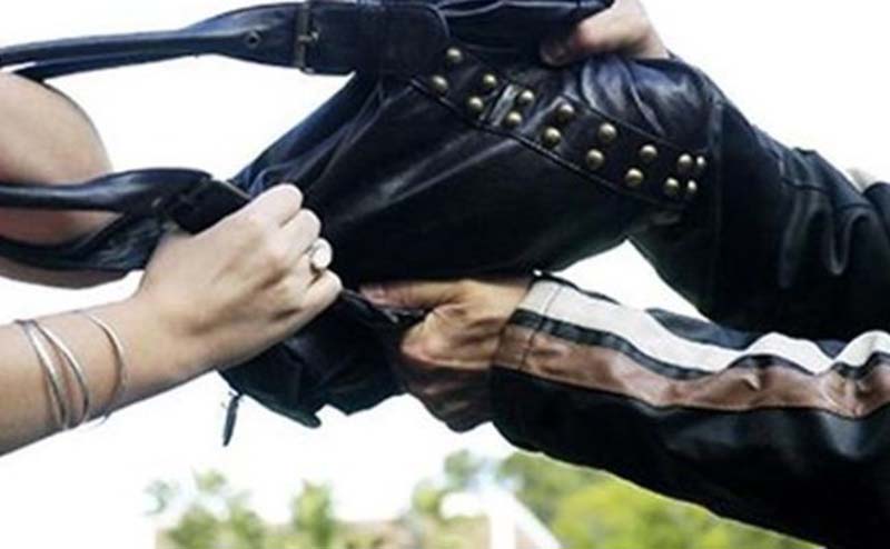 Mơ thấy bị giật tiền